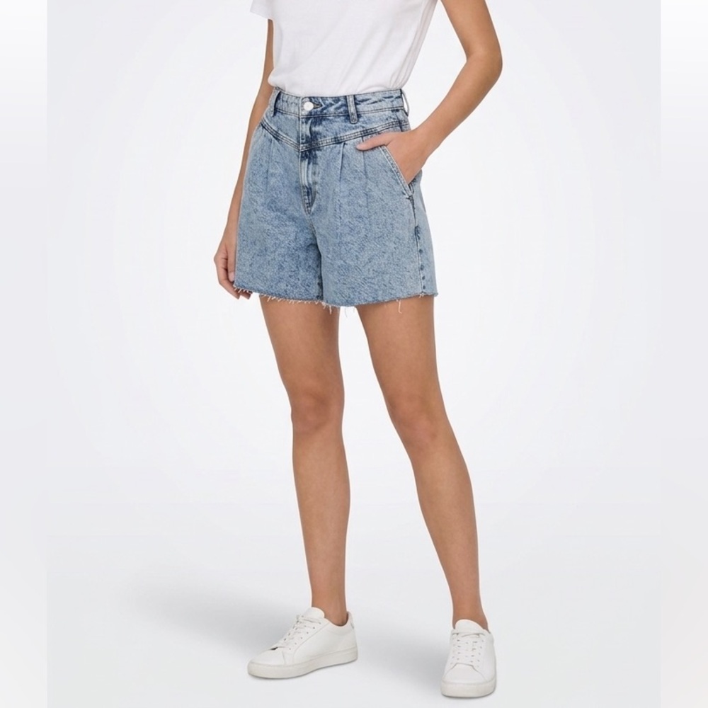 Dynamite Gigi Pleated Highrise Light Blue Denin Shorts Size 30 Jeans Cotton - Picture 1 of 8